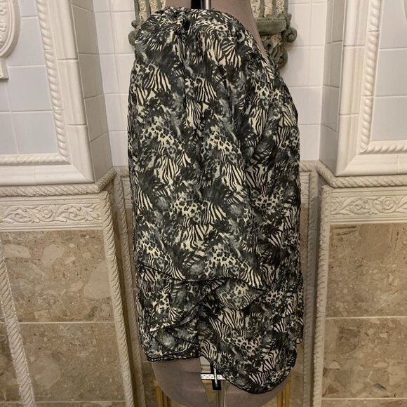 Lilly Lou. Size Small Oversized Modified Cape. Semi Sheer Banded Neck. B71 - Picture 4 of 6